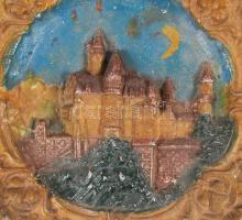 Vajdahunyad várát ábrázoló tányér spiáterből, d: 27x27 cm