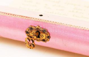 Textillel borított emlékdoboz csiszolt üveg fedéllel, kulccsal, 19x29x8 cm