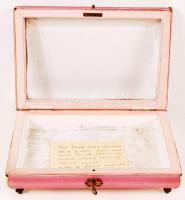 Textillel borított emlékdoboz csiszolt üveg fedéllel, kulccsal, 19x29x8 cm