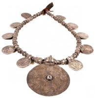 XX. sz. eleje: Afrikai eredetű ezüst nyakék. Bőr szíjon Mária Terézia SF jelzésű ezüst tallérokból (...