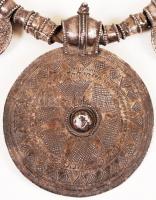 XX. sz. eleje: Afrikai eredetű ezüst nyakék. Bőr szíjon Mária Terézia SF jelzésű ezüst tallérokból (...