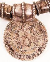 XX. sz. eleje: Afrikai eredetű ezüst nyakék. Bőr szíjon Mária Terézia SF jelzésű ezüst tallérokból (...