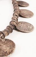 XX. sz. eleje: Afrikai eredetű ezüst nyakék. Bőr szíjon Mária Terézia SF jelzésű ezüst tallérokból (...