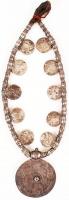 XX. sz. eleje: Afrikai eredetű ezüst nyakék. Bőr szíjon Mária Terézia SF jelzésű ezüst tallérokból (...