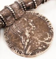 XX. sz. eleje: Afrikai eredetű ezüst nyakék. Bőr szíjon Mária Terézia SF jelzésű ezüst tallérokból (...