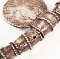 XX. sz. eleje: Afrikai eredetű ezüst nyakék. Bőr szíjon Mária Terézia SF jelzésű ezüst tallérokból (...