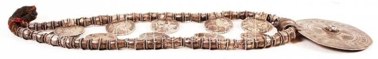 XX. sz. eleje: Afrikai eredetű ezüst nyakék. Bőr szíjon Mária Terézia SF jelzésű ezüst tallérokból (...