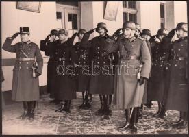 1941 Az 1848-as honvédzászlók hazahozatala és a fogadó bizottság: Schweitzer altábornagy. Faraghó katonai attasé. Fotó /  1941 The returning of the Hungarian honvéd flags from the Soviet Union 17x12 cm
