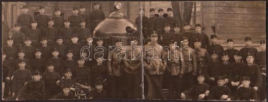 1932 Páncélos és géppuskás katonák csoportképe (hajtott) / 1932 Photo of machine gun and tanker soldiers (folded) 18x7 cm