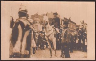 cca 1916 Tisza István miniszterelnök lovon, huszárok társaságában. Fotólap / Hungarian prime minister with hussars