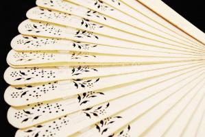 Régi mintás bakelit legyező "Emlék 1924" felirattal