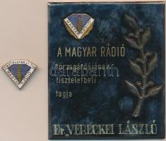 DN Magyar Rádió Törzsgárdájának tiszteletbeli tagja zománcozott fém emlékplakett és jelvény dísztokban (89x102mm) T:1-