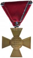 1935- "Magyar Arany Érdemkereszt" fémjel nélküli aranyozott változat mellszalaggal T:2-
Hu...