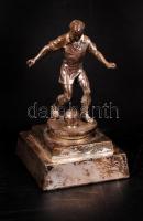 Kézi tükör Fradi futballisták (Albert, stb.) képével, 7 cm + fém futballista szobor, 13 cm