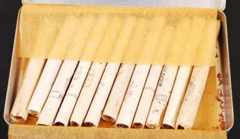 Bajtárs fém cigarettadoboz, 12 db vegyes cigarettával /
cigarettes