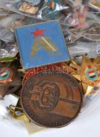 200db vegyes magyar és külföldi kitüntetés és jelvény, főleg a szocialista időszakból, közte zománcozottak is T:vegyes