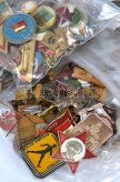 200db vegyes magyar és külföldi kitüntetés és jelvény, főleg a szocialista időszakból, közte zománcozottak is T:vegyes