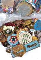 200db vegyes magyar és külföldi kitüntetés és jelvény, főleg a szocialista időszakból, közte zománcozottak is T:vegyes