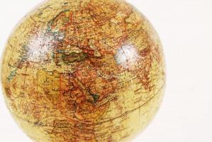 1925 Földgömb, Magyar Földrajzi Intézet, mérték:1:70 000 000, foltos, d:18 cm/ Antique globe