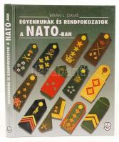 L. Davis, Brian: Egyenruhák és rendfokozatok a NATO-ban. Bp., 1999, Zrínyi Kiadó. Képekkel illusztrált, kartonált kötés, jó állapotban.