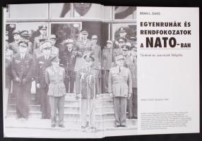 L. Davis, Brian: Egyenruhák és rendfokozatok a NATO-ban. Bp., 1999, Zrínyi Kiadó. Képekkel illusztrá...