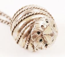 Ezüst (Ag.) pitykegomb, ezüst lánccal, h:72 cm, nettó: 19 g