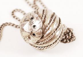 Ezüst (Ag.) pitykegomb, ezüst lánccal, h:72 cm, nettó: 19 g