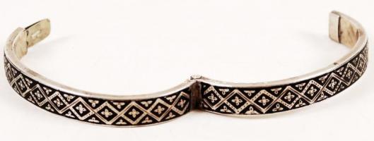 Ezüst (Ag.) gyermek karkötő, nielló díszítéssel, jelzett, 4×5 cm, bruttó: 11 g