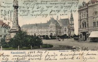 Kecskemét, Kossuth tér, Szentháromság oszlop (lyuk / pinhole)