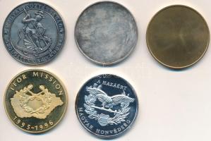 5db különféle magyar és külföldi militária témájú emlékérem, közte tokosak is T:vegyes
5pcs of mixed...