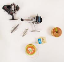 Horgász tétel: 2 db orsó, 2 db különböző méretű etető, 2 tekercs horog, 1 doboz horog