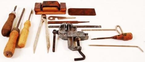 Mini barkácskészlet kis satuval műbőr borítású dobozban