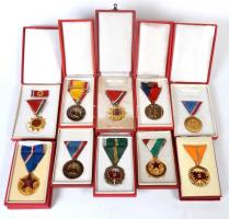 10db szocialista kitüntetés dísztokban, közte 1957. "Munkás-Paraszt Hatalomért Emlékérem" mellszalaggal dísztokban, 1964. "Munkásőr" kitüntetés mellszalagon szalagsávval és miniatűrrel dísztokban T:vegyes