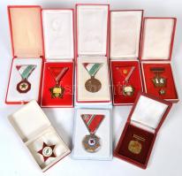 8db vegyes szocialista kitüntetés dísztokban, közte ~1987. "Kiváló Újító" zománcozott kitüntetés bronz fokozata miniatűrrel tokban, "Szocialista kultúráért" zománcozott kitüntetés tokban T:vegyes