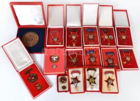 16db vegyes "Kiváló Dolgozó" és "Szocialista Brigád" kitüntetés tokban T:vegyes