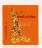 A honfoglalás. Minikönyv, kereskedelmi forgalomba nem került, szép melléklettel. Kiadói aranyozott bársony kötés, újszerű állapotban.