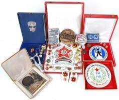 Vegyes rendőr gyűjtemény, benne porcelán és egyéb plakettekkel tokkal, szocialista kitüntetések és j...