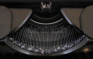 Mercedes Selecta írógép, jó állapotban, eredeti tokjában, 32×38 cm