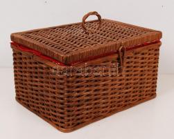Rattan varródoboz jó állapotban, belsejében tűpárnával, rajta gombostűkkel. 28x20x13 cm