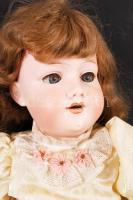 Armand Marseille kaucsuk alvóbaba, mozgatható végtagokkal, eredeti porcelán fejjel, restaurált, ruhá...