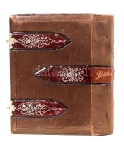 Gebete der Israeliten für alle Wochen und Festtage des Jahres, übersetzt von M.J. Landau. Vermehrt mit einem Anhange deutscher Gebete für Frauen als Hochzeitsangebinde. Prag, 1882, Verlag von Samuel W. Pascheles. Kiadói egészbőr kötés, aranyozott lapszélek, fém csatokkal, jó állapotban. / Full leather binding, good condition.