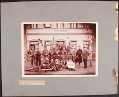 1919. március Kunszentmárton vasútállomás, IX. osztag: katonák, vasutasok tablókép, hátoldalt a nevekkel 28x23 cm