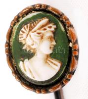 XX. sz. eleje: kámeával díszített ezűst melltű / Silver clip with camea