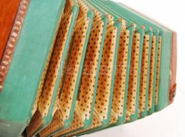 cca 1920 Concertina harmonika csont berakásos fa billentyűkkel, Működőképes, de két billentyű hiánny...