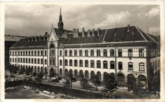 Budapest II. Irgalmas-rend kórháza, Gyógyszertár a gránát almához, autó