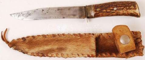 Vadászkés, szőrme borítású bőrtokban, h:26 cm