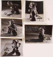 cca 1950-1960 Reismann Mariann (1911-1991): Báb-fotósorozata a fogmosásnak ellenálló kisfiúról, 5 db jelzetlen vintage fotó, 11x12 cm és 12x17 cm közötti méretekben