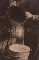 cca 1920-1930 Ismeretlen szerző: Friss víz a kútból a vödörbe, 26x17 cm