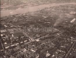 1975 Járai Rudolf (1913-1993): A Csepel Művek üzemcsarnokai, légi fotó, jelzetlen, a szerző hagyatékából, 18x24 cm