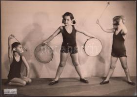 cca 1930-1940 Leichtner Ezsébet vintage fotója Szentpál Olga gyermek tánccsoportjának tagjairól, matricával jelzett, 17x23,5 cm